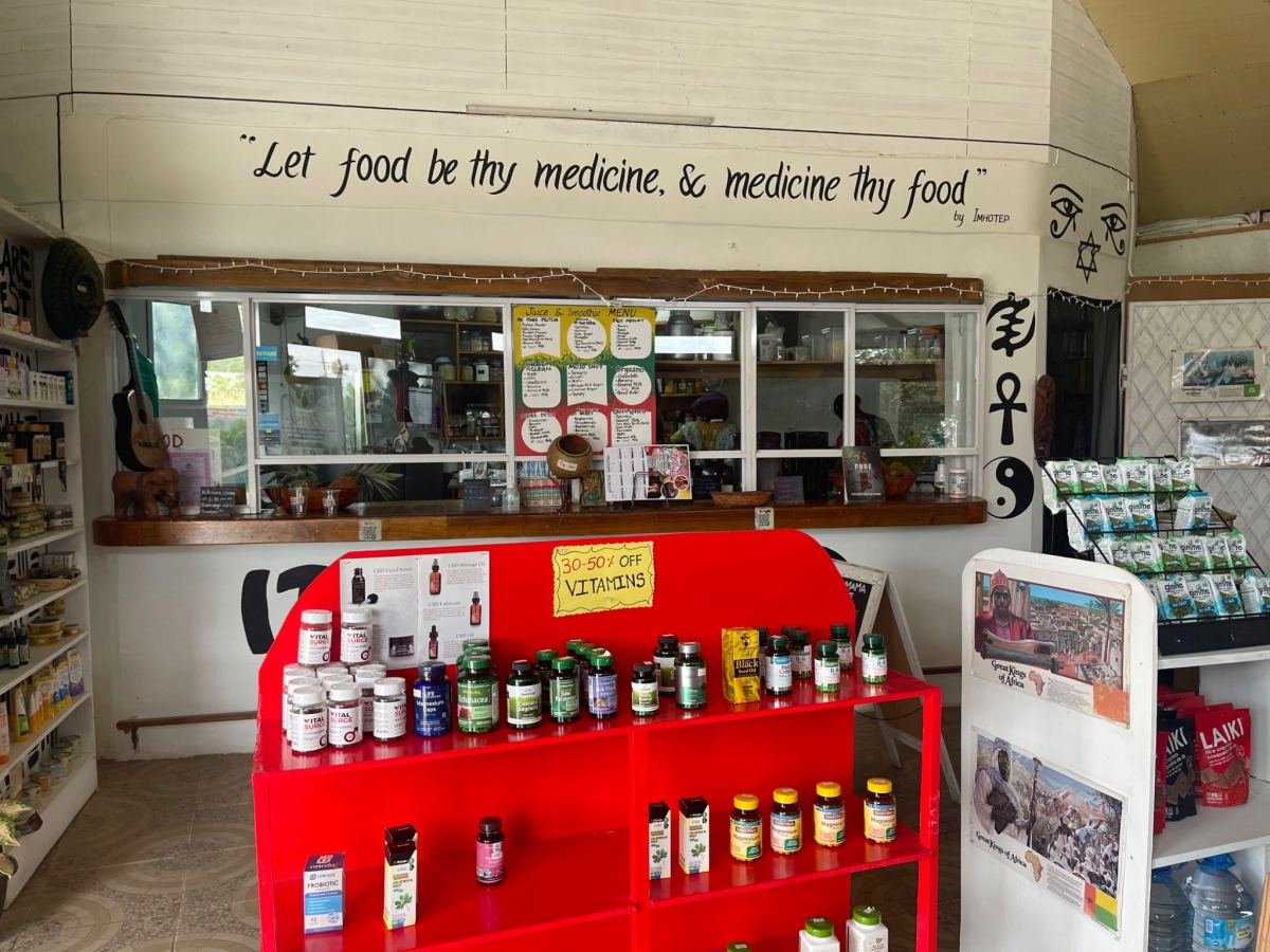 A juice bar counter under the sign “Let food be thy medicine”